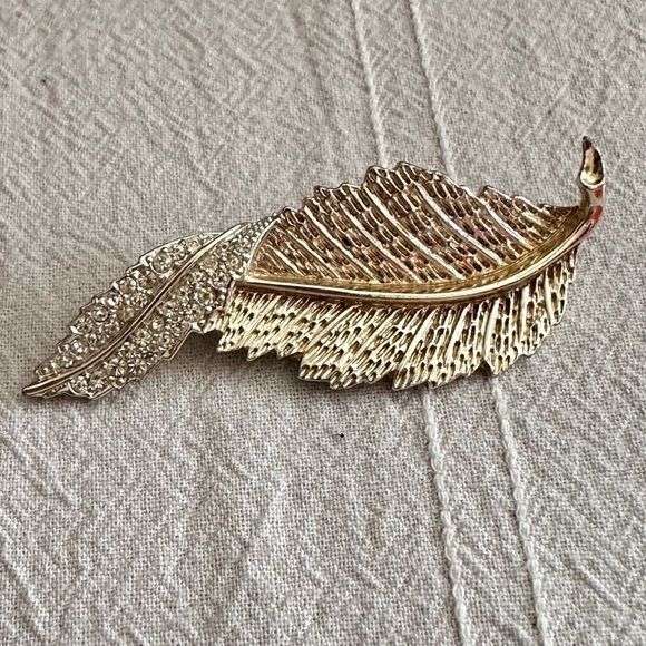 Vintage Sarah Coventry Brooch Signed Rhinestone Gold Tone Leaf  Pin 5424 G - Picture 7 of 10